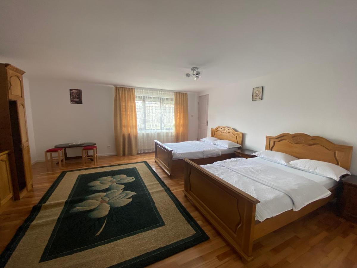 Hotel Casa Laur Mînăstirea Humorului Esterno foto